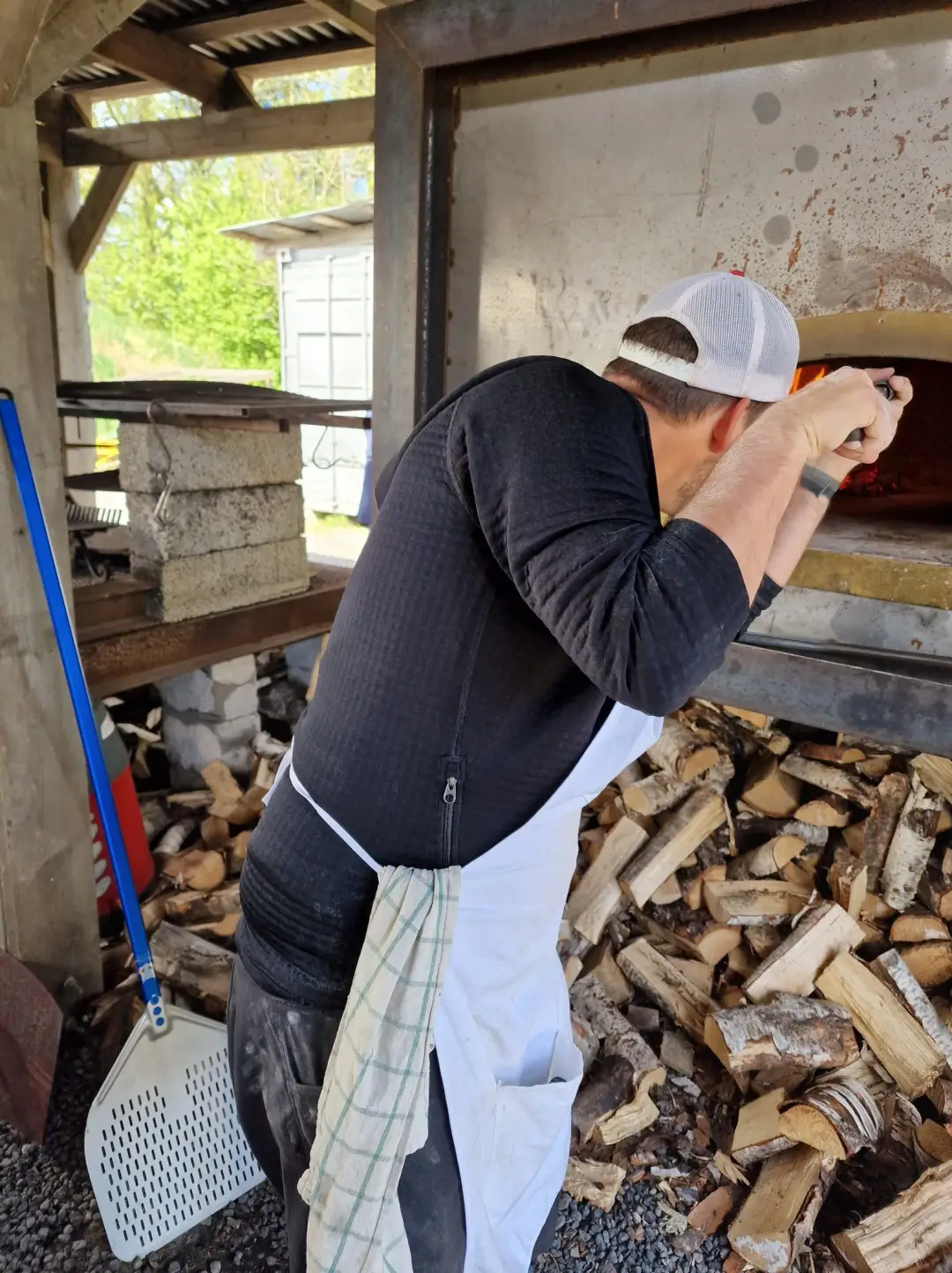 Pizzaevent i en trädgård.