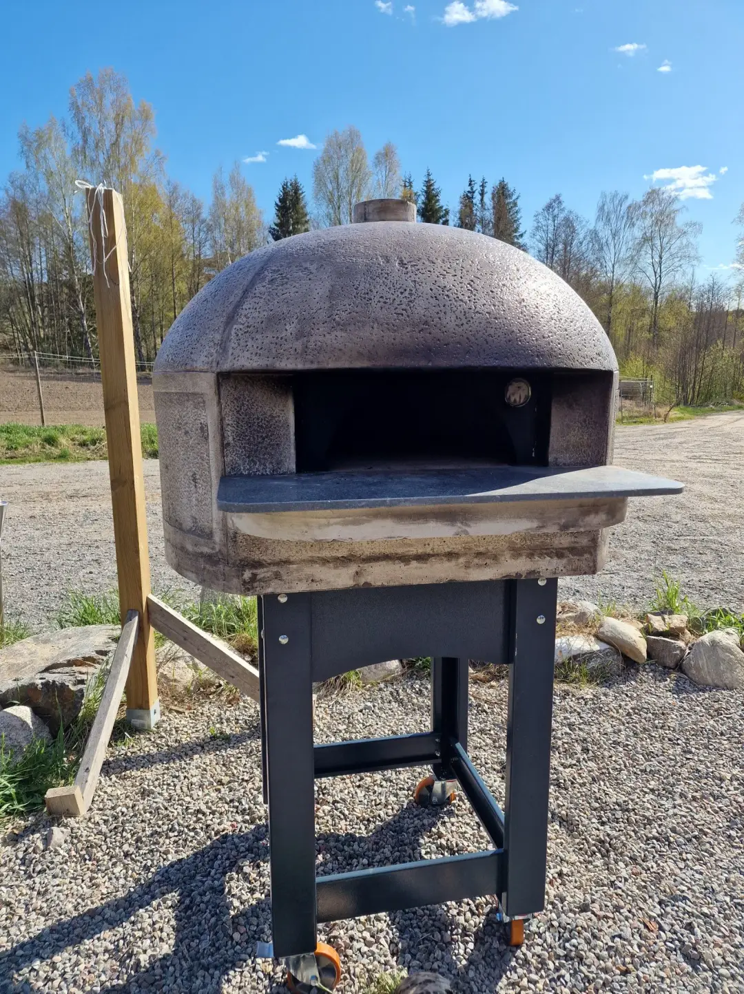 Verktyg och redskap redo vid Marcus bakbord under ett pizzaevent.