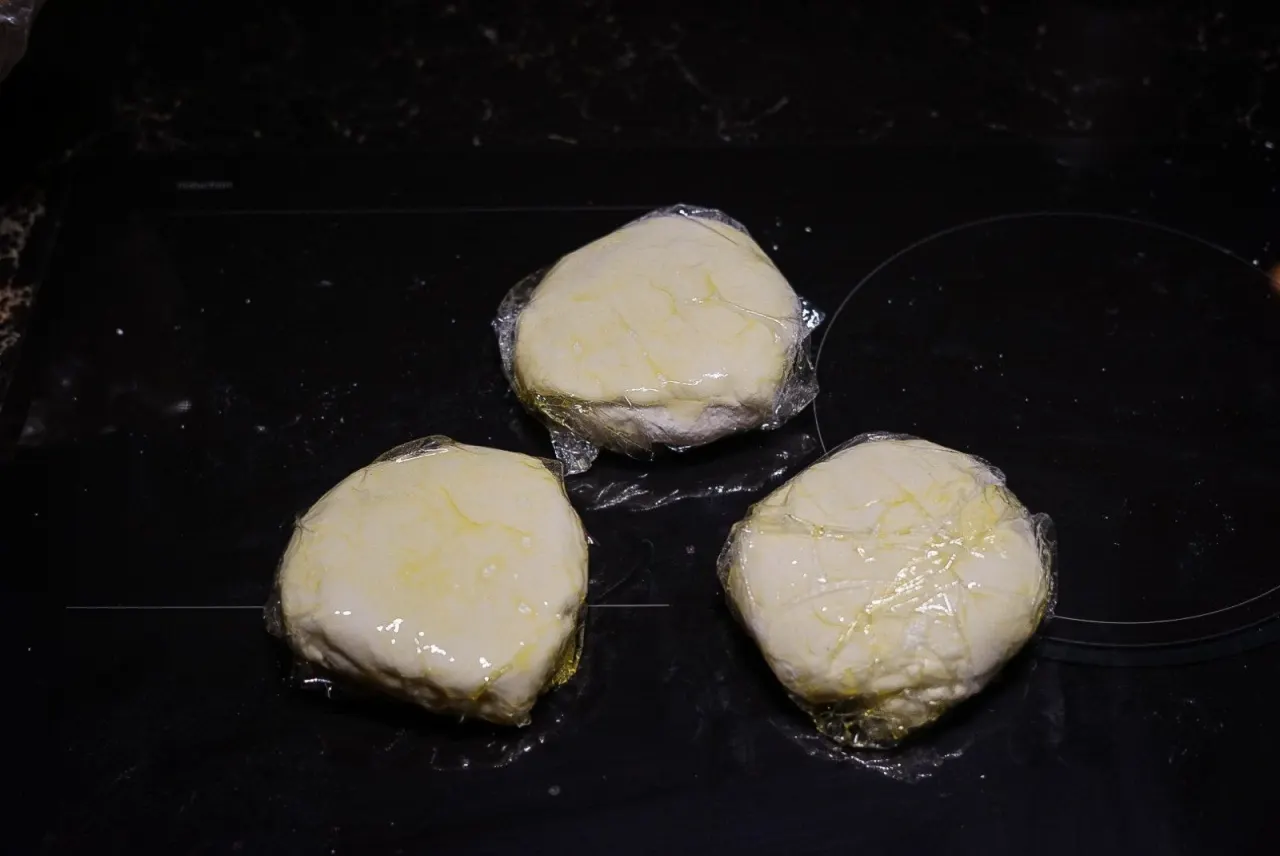 Färdig napolitansk pizza på ett bakbord, redo för avhämtning.